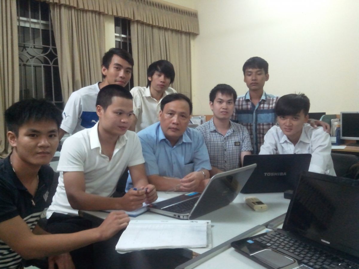 GS.TSKH Nguyễn Đình Đức và các sinh viên trong nhóm nghiên cứu.