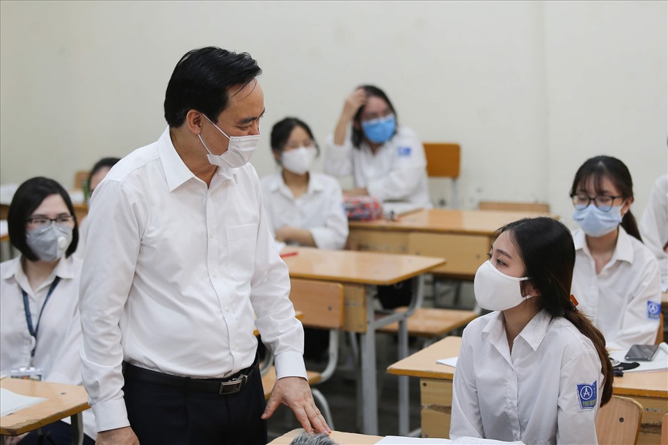 Bộ trưởng Phùng Xuân Nhạ đã đến thăm, động viên học sinh, giáo viên Trường THPT Phan Đình Phùng (Hà Nội) trong ngày đầu đến trường sau thời gian tạm nghỉ phòng, chống dịch Covid-19.