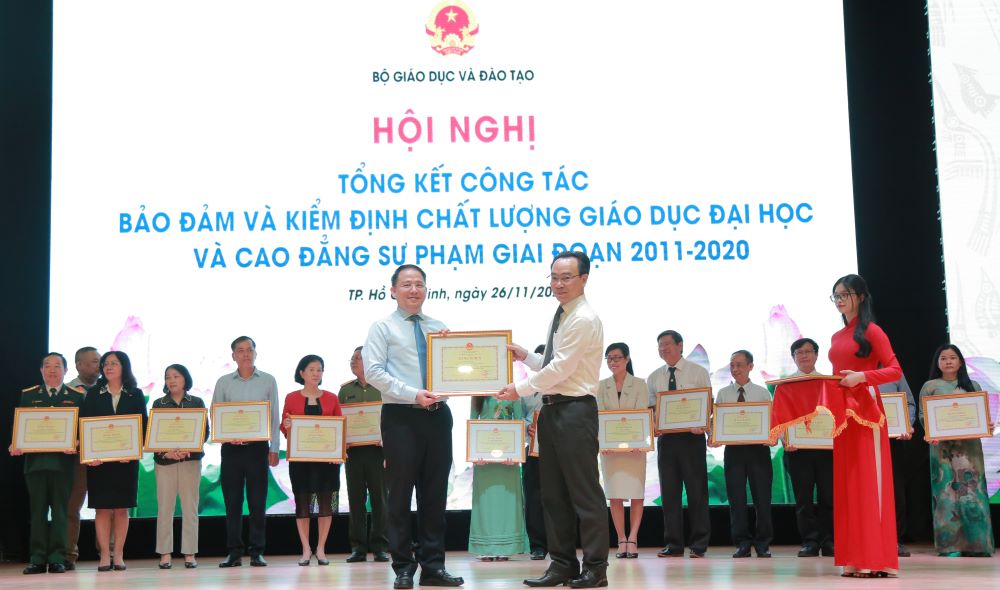 Thứ trưởng Hoàng Minh Sơn trao Bằng khen của Bộ trưởng Bộ GD&ĐT cho các cá nhân có nhiều đóng góp trong công tác bảo đảm và KĐCLGD ĐH.