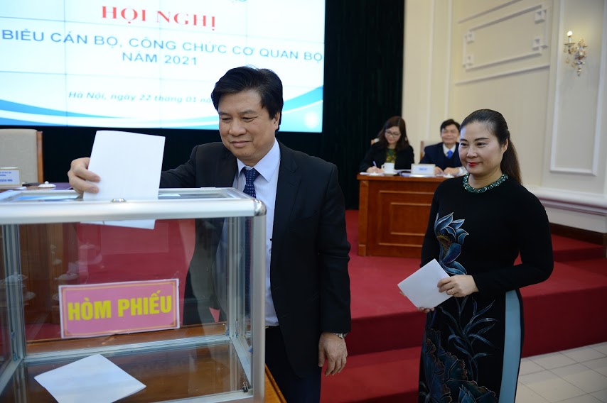 Lãnh đạo Bộ GD&ĐT và các đại biểu bỏ phiếu bầu Ban Thanh tra nhân dân nhiệm kỳ 2021-2022.