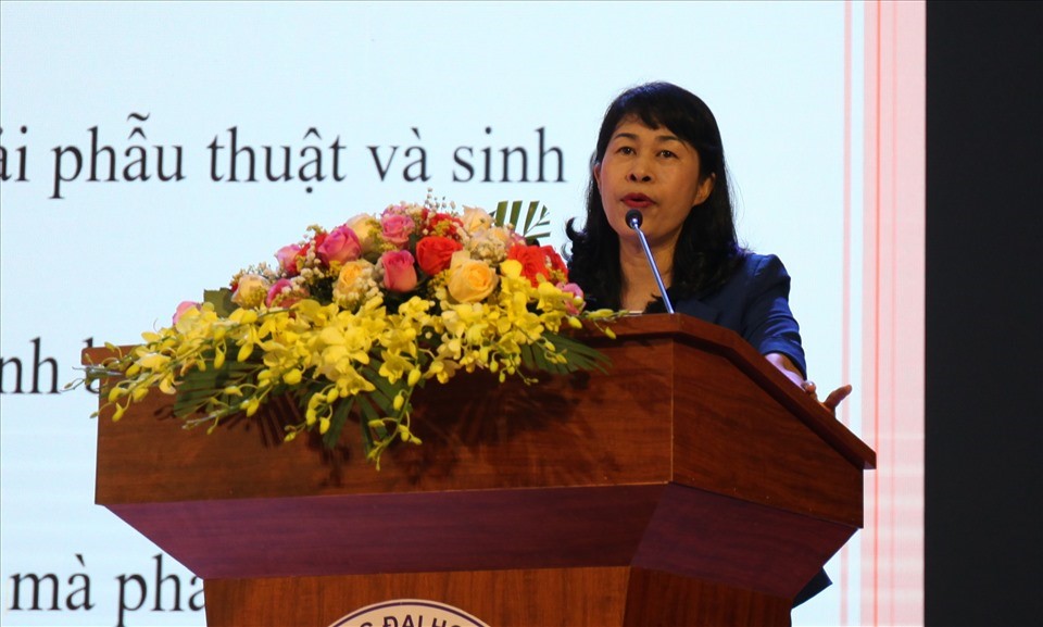 Ảnh 2. Đ/c Trịnh Thanh Hằng, Trưởng Ban nữ công Tổng Liên đoàn  Lao động Việt Nam báo cáo tại Hội nghị