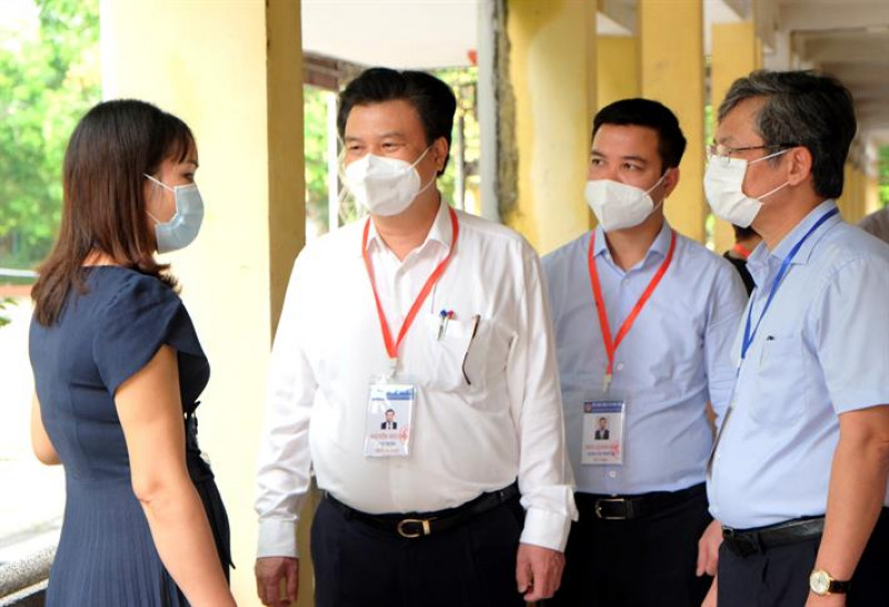 Thứ trưởng Nguyễn Hữu Độ kiểm tra công tác coi thi tốt nghiệp tại tỉnh Hưng Yên