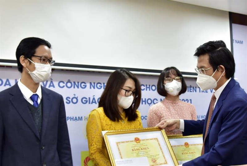 Trao giải thưởng Khoa học và công nghệ cho giảng viên trẻ và sinh viên năm 2021