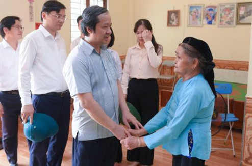Bộ trưởng Nguyễn Kim Sơn thăm di tích Bộ Quốc gia Giáo dục và động viên giáo viên tại tỉnh Tuyên Quang