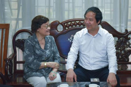 Bộ trưởng Nguyễn Kim Sơn thăm gia đình cố Giáo sư Nguyễn Đình Tứ