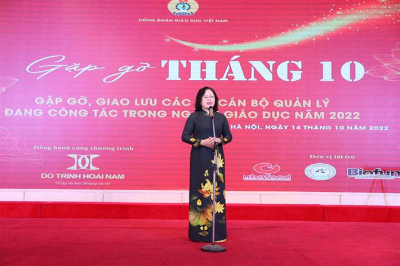 Hội nghị nữ cán bộ quản lý ngành Giáo dục và Chương trình Gặp gỡ tháng 10
