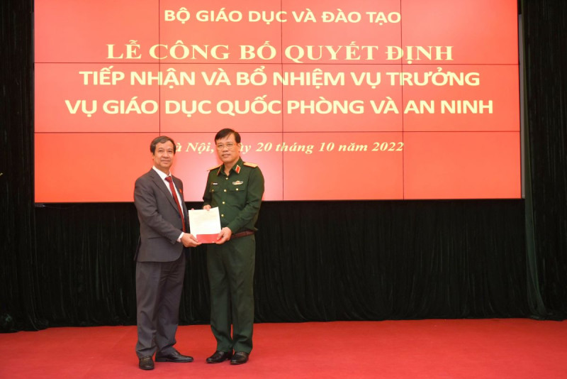 Trao quyết định bổ nhiệm Vụ trưởng Vụ Giáo dục Quốc phòng và An ninh