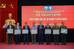 Đảng ủy Bộ GDĐT trao Huy hiệu Đảng cho 8 đảng viên