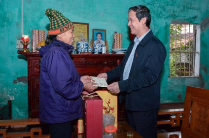 Bộ trưởng Nguyễn Kim Sơn thăm hỏi giáo viên khó khăn nhân dịp Tết Nguyên đán
