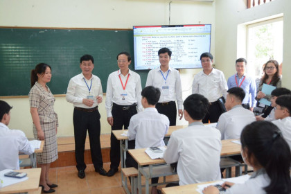 Thứ trưởng Phạm Ngọc Thưởng làm việc tại Ninh Bình về chuẩn bị thi tốt nghiệp THPT