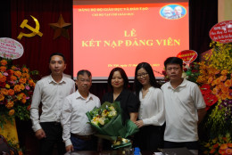 Sáng ngày 21/6/2023, Chi bộ Tạp chí Giáo dục đã tổ chức kết nạp quần chúng Trần Phương Chi vào Đảng Cộng sản Việt Nam