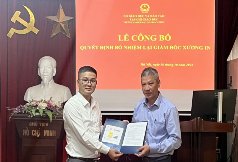 Trao quyết định bổ nhiệm lại  viên chức giữ chức vụ lãnh đạo, quản lí