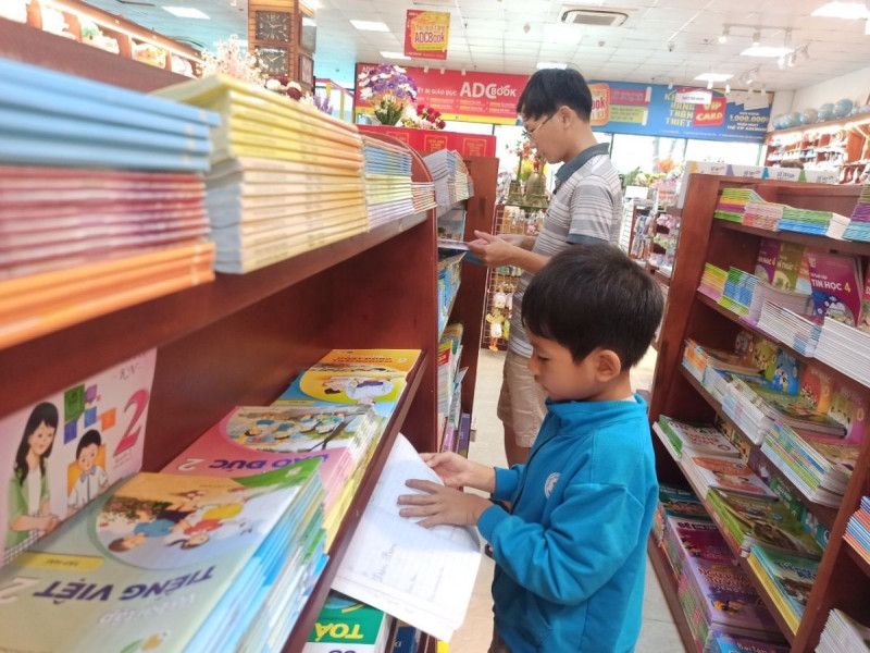 Bộ Giáo dục và Đào tạo biên soạn 1 bộ sách giáo khoa: Sẽ quay lại độc quyền?