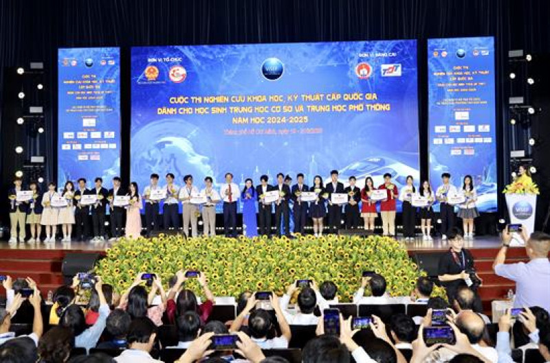 Trao giải Cuộc thi nghiên cứu KHKT học sinh trung học năm học 2024-2025