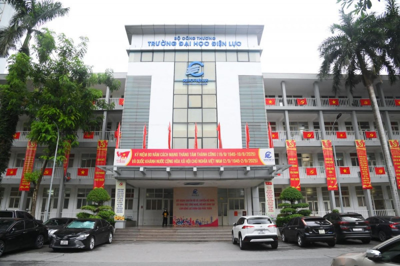 Trường Đại học Điện lực rực rỡ cờ hoa chào mừng 80 năm Quốc khánh 2/9