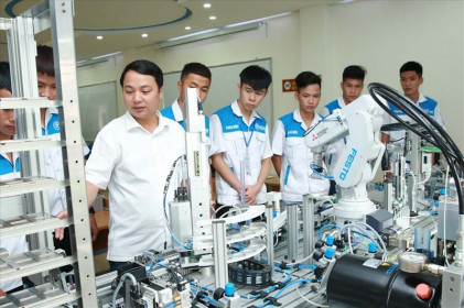 Đẩy mạnh tự chủ - phân luồng - gắn kết với doanh nghiệp để nâng cao chất lượng giáo dục nghề nghiệp