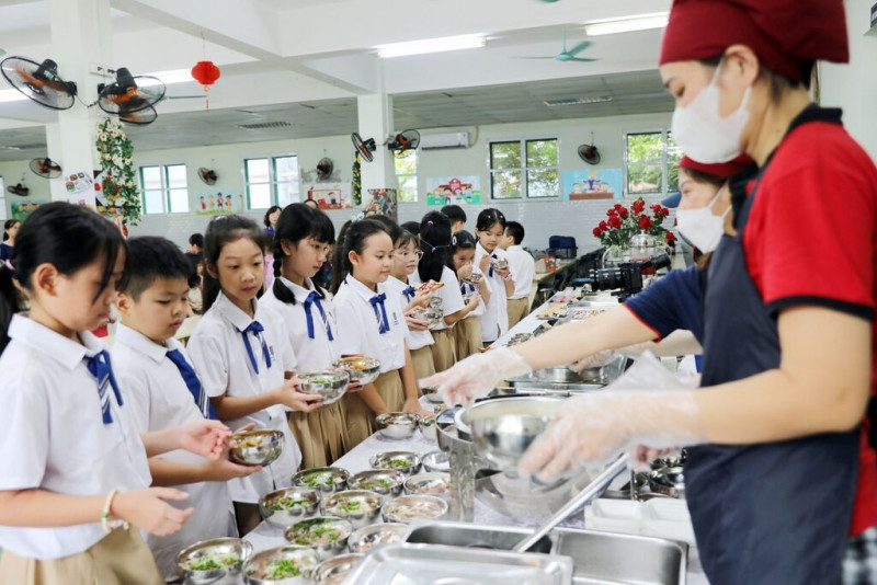 Bữa trưa học đường: Nút giao của chính sách y tế dự phòng, giáo dục dinh dưỡng và giáo dục thể chất