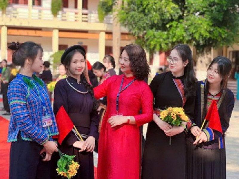 Bổ sung đội ngũ, đưa bản sắc văn hoá dân tộc vào trường học