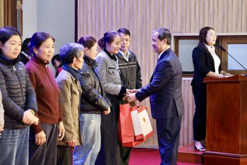 Bộ trưởng Nguyễn Kim Sơn tặng quà Tết các gia đình khó khăn tại xã Thanh Oai