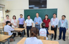 Thứ trưởng Thường trực Phạm Ngọc Thưởng kiểm tra điểm thi và động viên thí sinh ngày làm thủ tục dự thi tốt nghiệp THPT